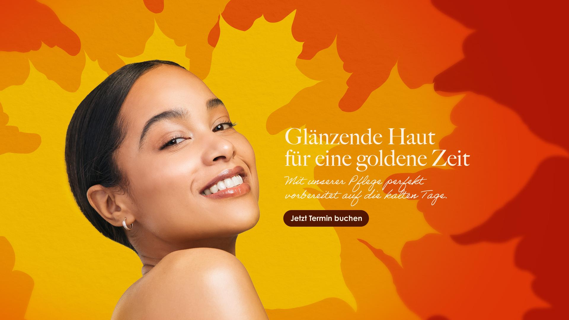 Frau mit glatter Haut vor orange-rotem Hintergrund mit herbstlichen Blattformen, Text 'Glänzende Haut für eine goldene Zeit' und Button 'Jetzt Termin sichern'.