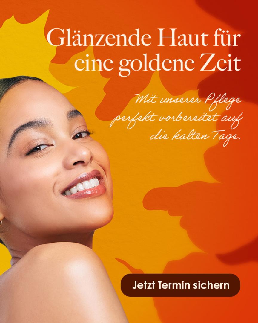 Frau mit glatter Haut vor orange-rotem Hintergrund mit herbstlichen Blattformen, Text 'Glänzende Haut für eine goldene Zeit' und Button 'Jetzt Termin sichern'.
